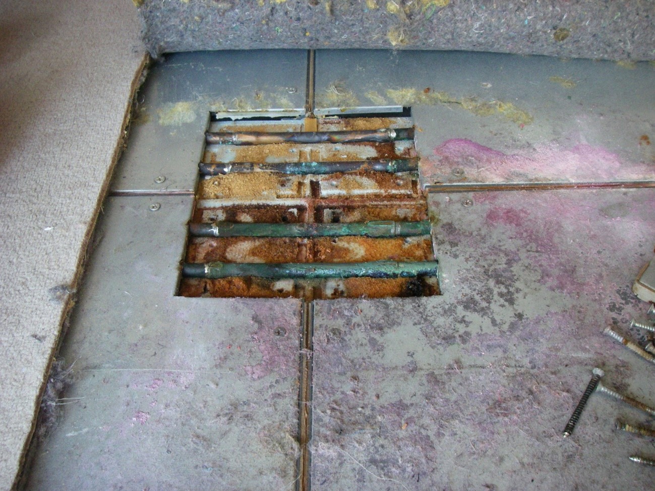 他社、銅管パネル床暖房のロウ付け部分から不凍液漏れ