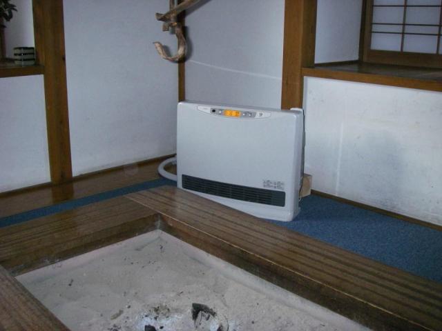 薪ボイラーで床暖房、温水ルームヒーター、温水パネルヒーター